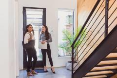 Une femme et un agent immobilier