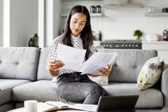 Une femme dans sa maison