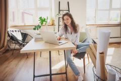 Une jeune femme dans son appartement