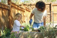 Mettez en place les bonnes pratiques pour un jardin d'été foisonnant. © RichLegg - Getty images