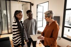 Au cours d’une visite, il ne faut pas hésiter à poser des questions au propriétaire ou conseiller immobilier. © FG Trade - Getty Images