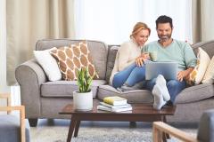 Un couple dans un salon