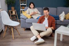 Un couple devant un ordinateur