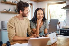 Un couple devant son ordinateur