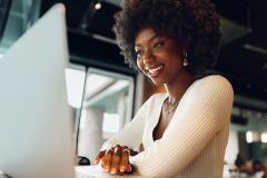 Une jeune femme devant son ordinateur