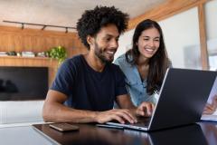 Un couple devant son ordinateur