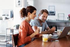 Un couple devant un ordinateur