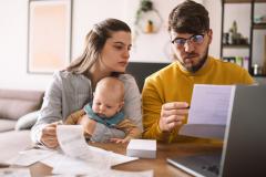 Une famille devant un ordinateur