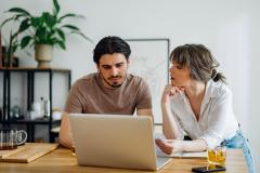 Un couple devant un ordinateur