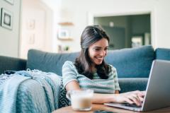 Une jeune femme dans son appartement