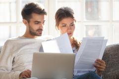 Un couple devant un ordinateur