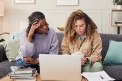 Deux femmes devant un ordinateur