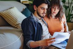 Un couple devant un ordinateur