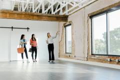 visite d'une grande maison avec deux femmes et un agent immobilier femme