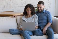 Un couple devant un ordinateur