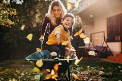 Une maman et son enfant dans un jardin