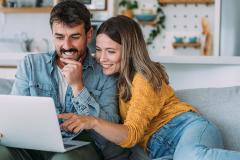 Un couple devant un ordinateur