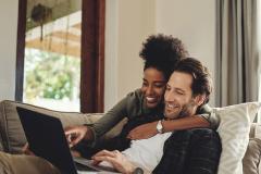 Un couple devant un ordinateur