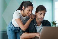 Un couple devant un ordinateur