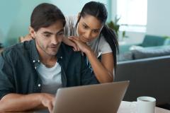 Un couple devant un ordinateur