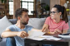 Un couple devant un ordinateur