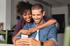 Un couple avec un smartphone