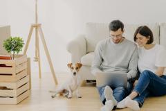 Un couple devant un ordinateur