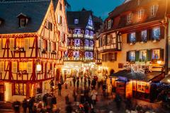 Vue sur une rue strasbourgeoise pendant la période de Noël