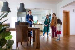 Acheter un logement en 2023 apporte certains avantages, comme une plus grande marge de négociation des prix immobiliers. © vm - Getty images