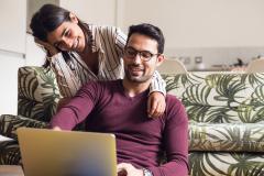 Un couple devant un ordinateur