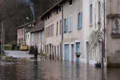 rue avec habitations inondée