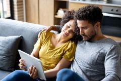 Un couple devant un ordinateur