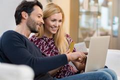 Un couple devant un ordinateur