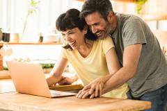 Un couple devant un ordinateur