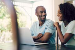 Un couple devant un ordinateur