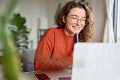 Une femme devant son ordinateur