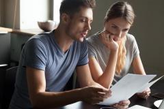 Un couple devant un ordinateur