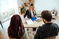 Les critères des banques à connaître pour accroître vos chances d’obtenir un prêt immobilier. © StefaNikolic - Getty Images