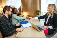 Acheter en indivision ou SCI : comparaison et choix éclairés. © StefaNikolic – Getty Images