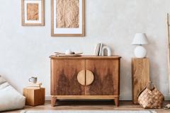 espace cosy et minimaliste avec meuble en bois et pouf blanc