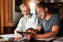 Il est possible de louer un logement à son enfant à condition de fixer un loyer cohérent par rapport au marché immobilier du secteur. © PeopleImages - Getty images