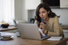 Le printemps demeure la saison idéale pour trouver un logement avec une offre qui s'étoffe et une concurrence moins rude. © damircudic - Getty images