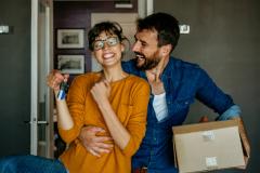 Couple, une femme et un homme, heureux (sourire aux lèvres)