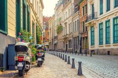 rue vieux Lille avec scooter en premier plan