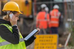 femme sur un chantier