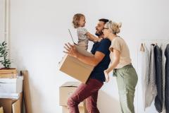 Un père et une mère avec leur petite fille 