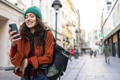 jeune femme dans la rue sur son téléphone