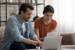 couple en train de lire un contrat