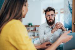 Acheter un logement déjà occupé : les avantages et précautions à prendre. © filadendron – Getty Images