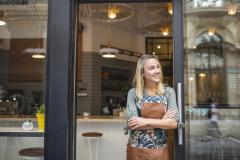 jeune femme devant sa boutique